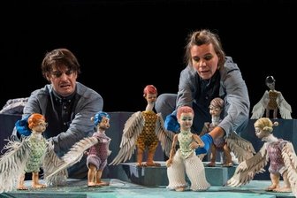Figurentheater im Netz: Wie Elisa das Jammern überwand - Arne van Dorsten und Claudia Acker rocken mit vollem Körpereinsatz gemeinsam das Märchen "Die wilden Schwäne".
