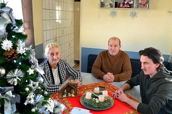 Figurentheater weiter ohne Perspektive - Puppenspieler Heinz Schmidt ist mit seiner Familie in Mittweida gestrandet, hier mit seiner Frau Manuela und Sohn Ricardo.