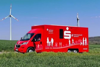 Filiale dicht: Sparkasse Chemnitz schickt nun Mobil vorbei - Die mobile Filiale der Sparkasse Chemnitz soll nicht nur außerhalb der Stadt zu den Kunden kommen, sondern auch ins Yorckgebiet. Foto: Michael Birkner/Sparkasse Chemnitz/Archiv