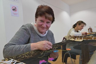 Filigrane Muster auf Tüll: Workshops im Erzgebirge vermitteln alte Handwerkstechnik - Antina Richter leitet das Schatzhaus in Eibenstock. Dort finden aktuell Workshops statt, in denen die Handwerkstechnik des Tambourierens vermittelt wird.