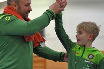 Filius eifert dem Vater nach - Ringer Leon Mehlhorn freut sich mit seinem Vater und Trainer Sylvio Mehlhorn über seinen Erfolg - und den Triumph der Auer Nachwuchsmannschaft, die erneut Meister der Jugendliga Sachsen wurde. 