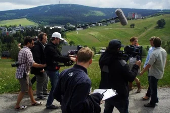 Ex-Skispringer Jens Weißflog mit Schauspielern vor der Kamera