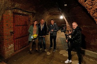 Film macht Glauchaus Unterwelt dauerhaft sichtbar - Familie Peukert, Dirk Görner sowie Reiner Schottstedt (v. l.) mussten sich für den Dreh warm anziehen.