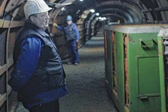 Film "Stollen" wird in der Zinngrube gezeigt - Szene aus dem Dokumentarfilm "Stollen" - im Bild Frank Weißflog, Vorsitzender des Vereins Besucherbergwerk Pöhla.
