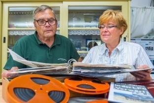 Film zeigt Jahnsdorf und seine Millionäre - Der Vorsitzende des Heimatvereins Jahnsdorf Manfred Kinas und Vereinsmitglied Regina Ludwig bei der Vorbereitung des Filmabends.