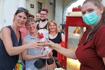 Filmabend als Dank für Pandemiehelfer - Daniela Panuschka (l.) holt sich gemeinsam mit ihrem Team bei Kinopolis-Mitarbeiterin Melanie Hanus (r.) Popcorn ab.