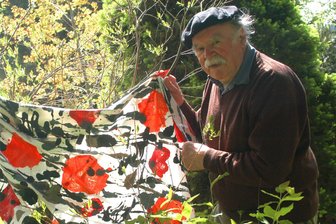 Filmabend: Künstler, Naturschützer und Weltbürger aus dem Erzgebirge - Der Künstler Carl-Heinz Westenburger (1924-2008) mit Stoffmalerei in seinem Garten in Tannenberg.