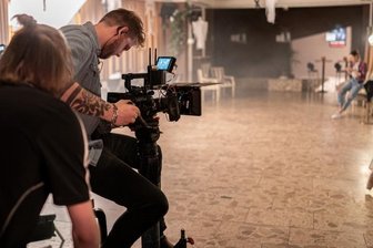 Filmemacher Brückner peilt mit neuem Horrorwerk Glauchau an - Im Glauchauer Stadttheater, das im Film den Namen "ALP-Theater" trägt, wurde im November 2020 "Der Wolf" gedreht. 
