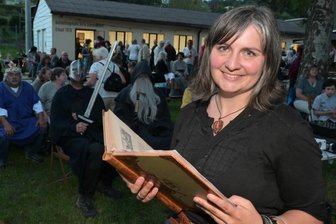 Filmemacherin freut sich über Andrang - Innerhalb der Kunst-&-Kultur-Karawane hat der Film "Anton - die Kärrnersage" unter Regie der Künstlerin Ramona Markstein aus Thierfeld (vorn) Premiere gefeiert.