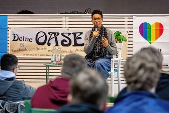 Filmemacherin Mo Asumang spricht mit Plauener Oberschülern über Rassismus - Die Fernsehmoderatorin ("Liebe Sünde"), Schriftstellerin und Filmemacherin Mo Asumang besuchte am Donnerstag die Schüler der Hufeland-Schule und sprach mit den Oberschülern über Rassismuserfahrungen.