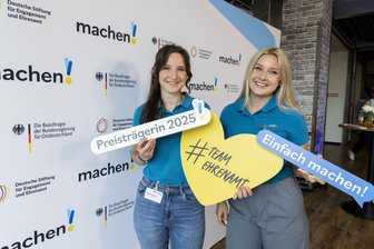 Filmfestivals im Erzgebirge: Verein für Engagement gewürdigt - Anja (l.) und Alina Baumgärtel vom Verein Wander- und Erlebniskino haben den Preis abgeholt.