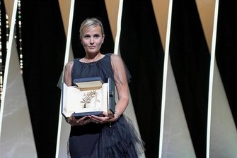Filmfestspiele von Cannes: Ein Schockmoment für die Jury - Julia Ducournau mit der "Goldenen Palme". 
