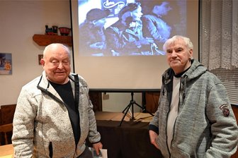 Filmische Reise in die Geschichte: So hat es in Auerbach 1954 geklungen - Im Schnitzerheim Auerbach ist ein Beitrag des DDR-Fernsehfunks von 1954 aufgeführt worden. Organisiert und durchgeführt haben die drei Vorstellungen unter anderem Christian Sehm (l.) und Joachim Siegert.