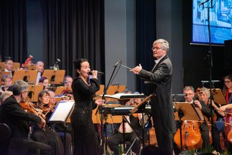 Filmmusik, Ehrungen und ein Blick nach vorn: So startet Markneukirchen ins neue Jahr - Maria Werner-Gander begeisterte mit ihrem Gesang beim Neujahrskonzert mit dem Sinfonieorchester Markneukirchen. Es dirigierte Orchesterleiter Matthias Spindler.