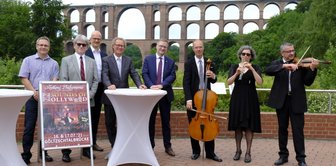 Filmmusik im Doppelpack an der Brücke - Rührten am Donnerstag an der Göltzschtalbrücke die Werbetrommel für "Sounds of Hollywood" mit der Vogtland Philharmonie: Neuberinhaus-Chef Ronald Böhm, Vogtland-Kultur-GmbH-Chef Helmut Meißner, Netzschkaus Bürgermeister Mike Purfürst, Generalmusikdirektor Stefan Fraas, Reichenbachs Oberbürgermeister Raphael Kürzinger sowie die Musiker Peter Manz, Juliane Sigler und Sergei Synelnikov (von links).
