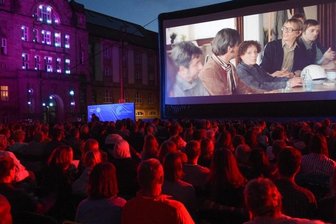 Filmnächte Chemnitz mit Premieren und Kultur - Die Filmnächte sollen auch in diesem Jahr wieder viele Besucher auf den Theaterplatz locken (das Bild stammt von 2019). Vom 1. Juli bis 29. August wartet ein vielfältiges Angebot auf Gäste. 