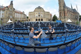 Filmnächte in Chemnitz: Museums-Chefin kritisiert Kino-Standort - Auf dem Theaterplatz warten 1200 Plätze auf Besucher der Filmnächte. Um 21.30 Uhr geht es am Freitag mit "Ziemlich beste Freunde" los. Markus Richter (links) und Michael Claus legten am Donnerstag letzte Handgriffe an der Bestuhlung und beim Verpacken der 250 Speziallautsprecher an.