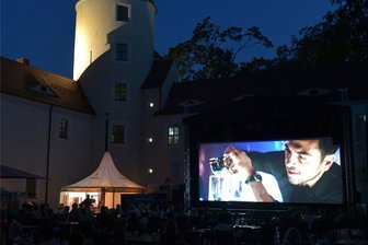 Filmnächte in Mittelsachsen: Was von Schloss Freudenstein bis Striegistal unter dem Sternenhimmel zu sehen ist - Ab Sonnabend finden wieder die Filmnächte zu den Freiberger Sommernächten im Schlosshof von Schloss Freudenstein unter freiem Himmel statt.