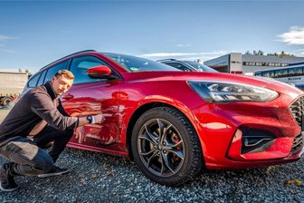 Filmreife Fahrt auf der Motorhaube im Vogtland: Vor Gericht reicht der Täter dem Opfer die Hand - Tim Zschüttig zeigt die Unfallschäden an seinem Auto. Als der Verursacher der Kollision flüchten wollte, sprang der 23-Jährige auf die Motorhaube von dessen Wagen und fuhr dort rund vier Kilometer über die A 72.