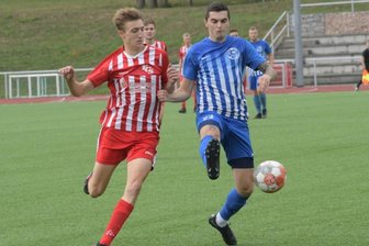 Filmreifes Auftaktmatch - Packender Saisonstart in der Erzgebirgsliga: Der FC Stollberg und der FSV Sosa liefern sich einen unterhaltsamen Fight, hier der Stollberger Til Fischer (links) im Zweikampf mit Kevin Unger.