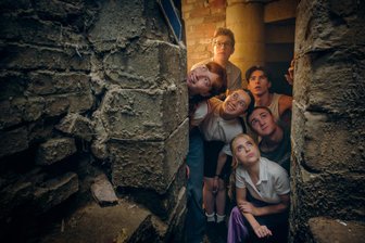 Filmreise durch die ganze Welt: Ende September startet in Chemnitz Jubiläumsedition des Schlingel-Festivals - „Die Schule der magischen Tiere 4“ erlebt seine Premiere in Chemnitz. Ida (Emilia Maier), Max (Thilo Fridolin Matthes), Leonie (Purnima Grätz), Jo (Loris Sichrovsky), Helene (Emilia Pieske) und Silas (Luis Vorbach) versuchen einen Hindernisparcours zu bestehen.
