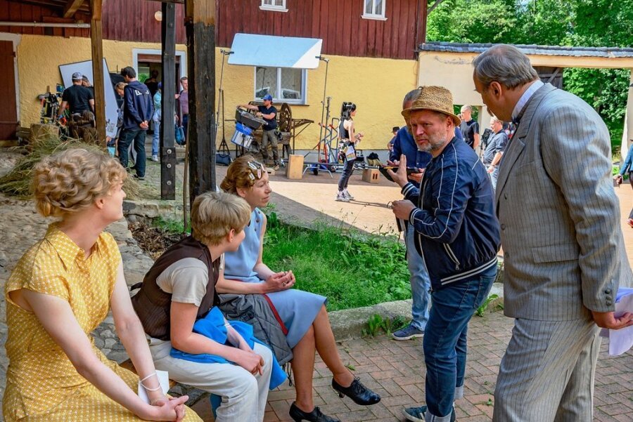 Filmteam dreht für den Kinderkanal in Blankenhain - Regisseur Marco Gadge (Zweiter von rechts) geht mit den Darstellern die Thor-Heyerdahl-Episode durch, die am Dienstag auf dem Bauernhof gedreht wurde. 