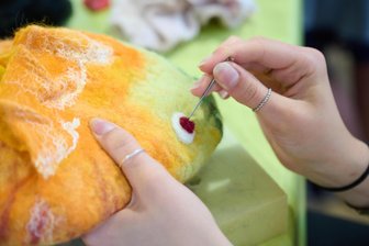 Filzen als altes Handwerk im Erzgebirge in neuer Vielfalt erlernbar - Eine Nadel, bunte Wolle, Geduld und Fantasie braucht es für das Trockenfilzen.