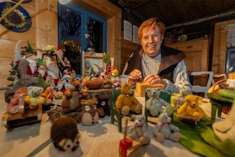 Filzteddys, Räuchertrolle, Keramikhäuschen: Großer Andrang auf Adventsmarkt in Oberlauterbach - Ute Lenk aus Lengenfeld filzt aus Wolle sogar kleine Teddybären und baut ihnen bewegliche Arme und Beine.