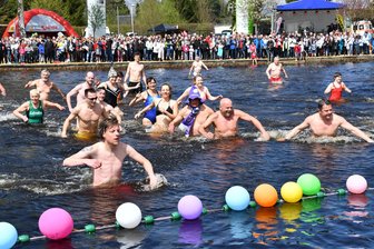 Filzteich: Anbaden wird um zwei Wochen verschoben - Im vergangen Jahr stürzten sich etliche Mutige zum Anbaden in den Filzteich.