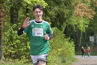 Filzteichlauf im Erzgebirge: Sportlichste Schule schickt zwölf Klassen ins Rennen - Eddie Frötschner war beim Filzteichlauf der Schnellste beim Start der Klassen 4 bis 10.