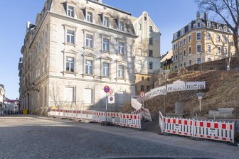 Finale auf Dauerbaustelle im Erzgebirge: Letzter Bauabschnitt an Annaberger Einkaufsstraße startet - Am Donnerstag startet der Neubau der noch fehlenden Stützmauer an der Zick-Zack-Promenade sowie die Wiederherstellung des Weidner Platzes.
