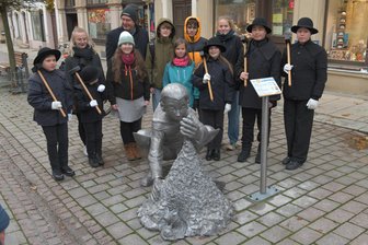 Finale auf dem Freiberger Silberweg: Mit dem Klaubejungen ist das Ensemble komplett - Die elfte Figur des Freiberger Silberweges ist ein Klaubejunge. Jetzt wurde die Figur in der Petersstraße enthüllt.