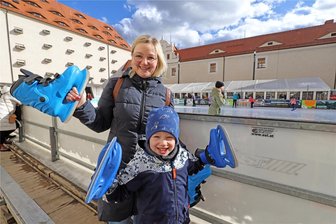 Finale auf der Eisbahn im Schlosshof Freiberg: Schlechtes Wetter macht mal Pause - Claudia Richter und Söhnchen Felix genießen die letzte Gelegenheit des Winters, auf der Eisbahn im Schlosshof von Freiberg Spaß zu haben.
