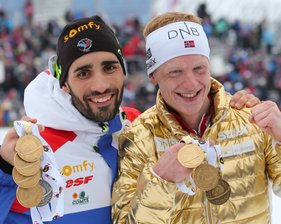 Finale furioso am Holmenkollen - Der Norweger Johannes Thingnes Boe (in der goldenen Jacke) und der Franzose Martin Fourcade mit ihrer reichlichen Medaillenausbeute.