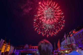 Finale furioso: Funkelndes Feuerwerk beendet das Plauener Spitzenfest - Viele Zuschauer hatten vom Altmarkt aus eine perfekte Sicht auf den Lichtzauber am Nachthimmel.