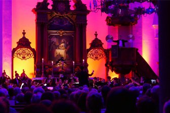 Finale zum Augustusburger Musiksommer: 3 Tage, 4 Konzerte, 200 Minuten Musik - Einer der Höhepunkte zum Abschluss des sechsten Augustusburger Musiksommers war die Aufführung von „Cantus Arcticus“, eines Konzerts für Vogelstimmen und Orchester, das durch die Symbiose von Klang und Licht bestach.