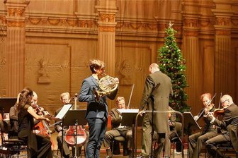 Finales Symphoniekonzert in Bad Elster: Leckerbissen schon vor dem Fest - Wer in Markneukirchen gewinnt, der muss verdammt gut sein: Achille Fait (am Horn) servierte, begleitet von den Chursachsen, zum finalen Symphoniekonzert in Bad Elster einen Leckerbissen. 