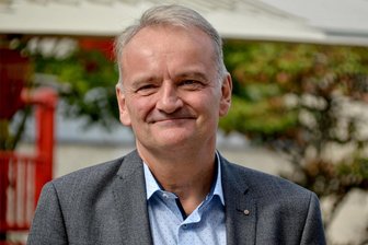 Finales Trinkwasserprojekt im Vogtland: 25 Brunnen-Grundstücke sollen Anschluss ans Leitungsnetz erhalten - Henning Scharch ist Geschäftsführer des Zweckverbandes Wasser und Abwasser Vogtland. Er bereitet mit seinen Mitarbeitern ein Großprojekt für den Adorfer Ortsteil Gettengrün vor.