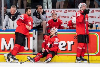 Finalfluch hält an: Schweiz nur "Weltmeister der Herzen" - Die Schweiz um Kapitän Roman Josi (l) trauert nach dem verlorenen WM-Finale gegen Finnland.