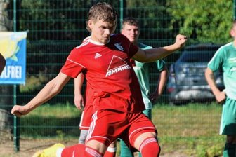 Finalisten bereits aus dem Rennen - Behält die Nerven vom Punkt: Der Flöhaer Louis Frenzel verwandelt den entscheidenden Elfmeter zum 1:0-Sieg bei Vorjahresfinalist Conradsdorfer SV und löste damit das Ticket für die 2. Pokalrunde.Foto: Tom Schirmeister
