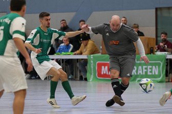 Finalisten des 9. Schwarzenberger Hallenmasters wiederholen das Duell von 2023 - Das 9. Schwarzenberger Hallenmasters in der Ritter-Georg-Halle sah Felix Unger (r.) und sein Team PSS Galaxy als Sieger. Nicht das erste Mal.