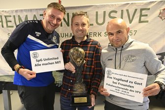 Finals des Fußball-Vogtlandpokals 2026 in Markneukirchen - Marek Fischer, Maik Hellinger und Robert Voigt (von links) von der SpG Wernitzgrün/Markneukirchen freuen sich auf das nächste Pokalwochenende des Vogtländischen Fußballverbandes. Es findet vom 26. bis 28. Juni 2026 in Markneukirchen statt.