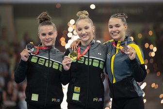 Finals in Dresden: Sensation und Schockmoment prägen den Auftritt der Chemnitzer Turnerinnen - Das Podest im Mehrkampf bei der Deutschen Meisterschaft der Gerätturnerinnen am Freitag war fest in sächsischer Hand: Hinter der neuen Titelträgerin Karina Schönmaier (Mitte) vom TuS Chemnitz-Altendorf landeten Vereinskollegin Lea Wartmann (links) sowie die Leipzigerin Jessica Schlegel auf den Plätzen 2 und 3.