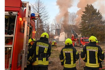 Finanzalarm bei der Feuerwehr: Weniger Geld für Mittelsachsens Wehren - Für ihre Einsätze brauchen Feuerwehrleute nicht nur Fahrzeuge und Technik, auch die passende Schutzausrüstung. Doch nun könnte das Geld dafür gekürzt werden.