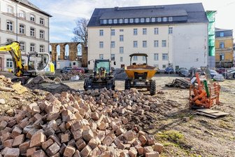 Finanzamt Annaberg bekommt neuen Chef und neue Räume - Baumaschinen bestimmen derzeit wieder das Geschehen auf der Freifläche der ehemaligen Klosteranlage in Annaberg-Buchholz. Nach den bereits abgeschlossenen archäologischen Ausgrabungen soll das Areal unter denkmalpflegerischen Gesichtspunkten neu gestaltet werden.