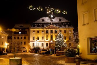 Finanzengpass in Burgstädt: „Haushalt 2025 mehr als schwierig, wenn nicht sogar unmöglich“ - Alljährlich in der Weihnachtszeit wird das Burgstädter Rathaus beleuchtet, eine freiwillige Aufgabe der Stadt. Doch jetzt muss mehr gespart werden.