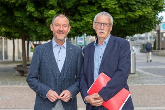 Finanzexperte leitet ab sofort den Plauener Theaterförderverein - Friedrich Reichel (rechts), hat das Ehrenamt des Vorsitzenden des Theaterfördervereins kommissarisch an Sylvio Grimm übergeben.