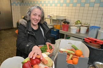 Finanzieller Kraftakt für den kleinen Ort: Tierpark Hirschfeld weiht neue Futterküche ein - Kathrin Gruner kümmert sich seit 35 Jahren um das Futter für die Tiere.