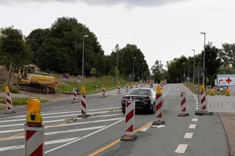 Finanzierung für Millionenprojekt  in Annaberg-Buchholz nahe der B 95 wackelt - Desolate Abwasserkanäle, durch die das Wasser tausender Haushalte fließt, müssen nahe dem Erzgebirgsklinikum ausgetauscht werden. Unter der B 95 ist das mittels Rohrvortrieb schon geschehen, ohne die Fahrbahn zu öffnen.