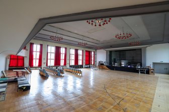 Finanzierungspuzzle für Stadthalle in Meerane zerfällt: Was wird aus der XXL-Sanierung? - Fast leer und total ruhig: So sieht es im Werner-Bochmann-Saal und damit dem größten Raum der Stadthalle in Meerane aus.